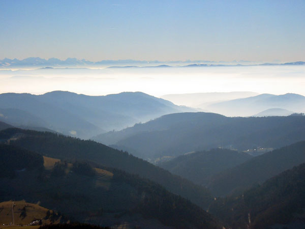 Blick vom Belchen nach Süden über das Rheintal auf die Schweizer Alpen